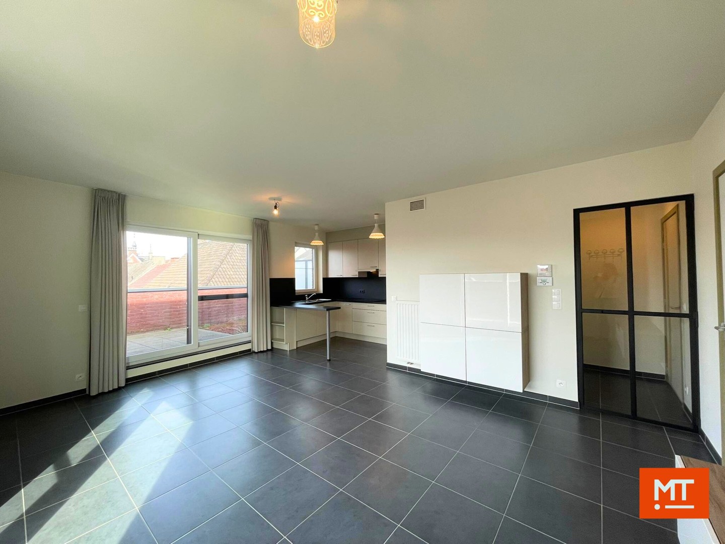 Instapklaar éénslaapkamerappartement met groot terras en ondergrondse staanplaats te huur in Izegem - foto 2