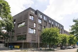 Deze twee prachtige studentenkamers van elk 25 m², gelegen in het recente studentencomplex UNEST Erasmus dat in 2023 is gebouwd, bieden een uitstekende investeringskans in een van de meest gewilde universiteitswijken van Brussel.<br />De woningen bestaan uit een lichte woonruimte met een slaapgedeelte, een kitchenette (kookplaten, afzuigkap, koelkast, spoelbak en opbergruimte) en een eigen doucheruimte met toilet en wastafel. Modern, functioneel en perfect geoptimaliseerd: deze woningen voldoen volledig aan de verwachtingen van de studenten van vandaag.<br />De residentie biedt een bijzonder aantrekkelijke leefomgeving dankzij de talrijke gemeenschappelijke ruimtes: fitnessruimte, verschillende studiezalen, gemeenschappelijke keuken, ontspanningsruimte, speelkamer met biljarttafel, wasruimte, fietsenstalling en een gezellige binnenplaats, die zowel academisch succes als gezelligheid bevorderen.<br />De strategische ligging, vlak bij de Erasmus-campus, Brussel-Zuid, het openbaar vervoer, winkels en de belangrijkste verkeersaders, zorgt voor een uitstekende verhuurbaarheid. Brussel telt ongeveer 140.000 studenten en de vraag naar studentenwoningen blijft stijgen, terwijl het aanbod ontoereikend blijft, waardoor dit type pand een veilige investering is op de vastgoedmarkt.<br />Het pand wordt momenteel verhuurd voor 590 €/maand, plus 120 €/maand aan voorschotten voor huurlasten, waardoor de belegger vanaf de aankoop onmiddellijk huurinkomsten geniet. EPC: B+. Kosten voor de eigenaar: 45 €/maand per studentenkamer. Voldoet aan de CE-normen.<br />Of u nu een eerste investering wilt doen of uw vastgoedportefeuille wilt uitbreiden, deze studentenkamer heeft alles in huis: een recent gebouw, grote vraag naar huurwoningen, uitstekend waardestijgingspotentieel en investeringszekerheid in een markt die voortdurend in beweging is.