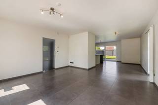 Ruime gezinswoning met 3 slaapkamers en 2 badkamers op een absolute toplocatie Dit betreft een recente (2013) halfopen bebouwing, gelegen is een...