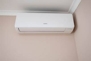 Ligging: Appartement op de 2de en hoogste verdieping (geen lift) van een klein, recent gebouw zeer goed gelegen in een rustige straat te Wommelgem...