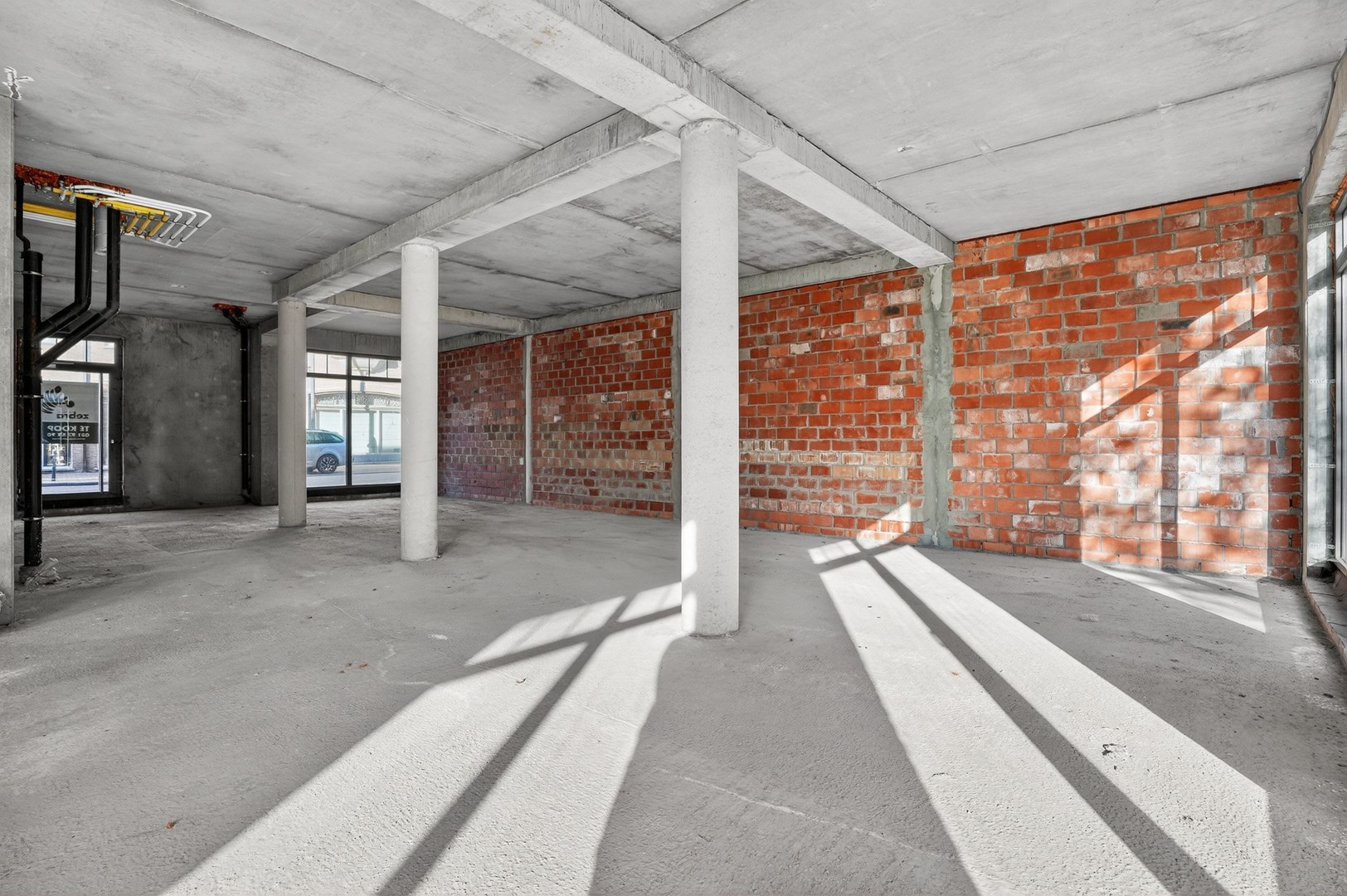 Casco handelsruimte met garage in het centrum van Oostrozebeke! - foto 2