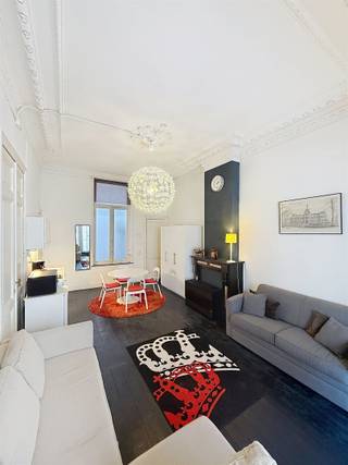 <p><span>Welkom in dit prachtige, volledig gerenoveerde appartement in het hartje van Blankenberge. Dit charmante pied-à-terre combineert klassieke elegantie met moderne comfort en biedt het perfecte toevluchtsoord voor wie geniet van stijl en kwaliteit.</span></p><p><span> </span></p><p><span>Het appartement beschikt over een ruime, licht overdekte woonruimte met indrukwekkende originele plafonddetails en sierlijsten die spreken van de authentieke Belle Époque-architectuur. Grote ramen met elegante gordijnen bieden royaal natuurlijk licht en uitzicht op de pittoreske straten van Blankenberge. De open indeling combineert naadloos het woongedeelte met een praktische keukengelegenheid, perfect voor het bereidden van maaltijden en het ontvangen van gasten.</span></p><p><span> </span></p><p><span>De moderne badkamer is voorzien van een complete douche, praktische kasten en alle voorzieningen die u nodig heeft. Het minimalistisch design en de frisse afwerking zorgen voor een aangenaam wellness-moment.</span></p><p><span> </span></p><p><span>Dit appartement staat bekend om zijn verfijnde inrichting met stijlvolle meubels, kunstvolle accessoires en doordachte decoratieve keuzes. De combinatie van vintage en hedendaagse elementen creëert een warme, gastvrije sfeer die werkelijk onderscheidend is.</span></p><p><span> </span></p><p><span>Gelegen in het centrum van Blankenberge, heeft u direct toegang tot de winkels, restaurants en het charmante strandleven van dit populaire kustdorp. Dit is de ideale plek voor wie ambiance, stijl en een verfijnde levensstijl waardeert.</span></p><p><span>Meer info Bel 050/41.55.50</span></p>