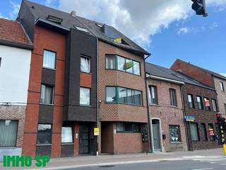In het centrum van Geel gelegen, gezellig appartement met terras op de 2de verdieping.Het appartement heeft de volgende indeling: Men komt binnen in...