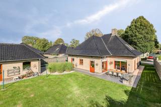 Instapklare gezinswoning met 5 slaapkamers op een perceel van 623 m² in Izegem<br /><br />De verzorgde woning is gelegen in de Molstraat in Izegem, in een kindvriendelijke wijk nabij winkels, scholen, openbaar vervoer en op slechts 5 minuten van de E403. <br />Als je op zoek bent naar een ruime gezinswoning zonder renovatieplicht is deze woning zeker een bezoek waard. Naast de ruime oppervlakte beschikt de woning ook over voldoende parkeerplaatsen, een aparte garage en een gemakkelijk te onderhouden tuin. <br /><br />Indeling:<br />Bij het binnenkomen komt je in een zeer ruime inkomhal met toegang tot de eerste kamer, ideaal voor thuiswerk of een gelijkvloerse slaapkamer. Daarnaast is er voldoende plaats voor vestiaire en is er een gastentoilet aanwezig. <br />De gezellige leefruimte met eetplaats kijkt uit op de voor- en achtertuin. Aansluitend bevindt zich de keuken met wasplaats/berging. De recente badkamer is uitgerust met een dubbele lavabo, douche, bad en toilet.<br />Op de eerste verdieping bevinden zich 4 volwaardige slaapkamers en een ruime berging. <br /><br />Extra's: <br />- Geen renovatieplicht (EPC C)<br />- Nieuw terras en nieuwe omheining <br />- Regenput 20.000L<br />- Overal rolluiken<br />- Nieuwe bulex <br />- Mogelijkheid om 6de slaapkamer te maken in berging boven<br /><br />Contacteer ons op het nummer 0469 66 49 11 of via marie@immomargaux.be voor meer informatie of een bezoek ter plaatse.