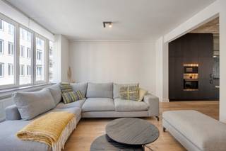 <p>Op een rustige plek middenin de Theaterbuurt van Antwerpen, in de Kiliaanstraat, vind je dit verzorgde appartement dat meteen een warm thuisgevoel oproept.</p><p>Gelegen op de tweede verdieping van een gebouw met drie bouwlagen, combineert dit instapklare pand de rust van een residentiële buurt met de levendigheid van het stadscentrum tussen het Zuid en de binnenstad.</p><p> </p><p>Met een bewoonbare oppervlakte van 98 m² en een doordachte indeling biedt dit appartement precies de balans tussen comfort en praktisch wonen die je zoekt.</p><p>Via de inkomhal beland je in de lichtrijke woonkamer van 22,5 m², die vlot overloopt in de volledig geïnstalleerde keuken van 18,7 m². Deze keuken, gerenoveerd in 2019 en aangevuld met een keukeneiland in 2022, is uitgerust met onder meer een inductiekookplaat, dampkap, vaatwasser, oven, microgolfoven, koelkast en diepvries – helemaal klaar om meteen je kookkunsten in los te laten.</p><p>Via de nachthal bereik je de twee slaapkamers van respectievelijk 16 m² en 8,6 m², de badkamer met douche van 4,6 m², een apart toilet en een handige berging.</p><p>Alles werd in 2019 grondig gerenoveerd, wat zorgt voor een frisse, samenhangende afwerking doorheen het volledige appartement. Extra troef is het zuidgericht terras van 2,6 m², perfect om van een moment buiten te genieten zonder het comfort van je woning te verlaten.</p><p>Tevens heeft dit appartement nog 2 kelderbergingen.</p><p>Het appartement beschikt over centrale verwarming op gas met radiatoren, een intercomsysteem en de nodige aansluitingen voor kabeltelevisie en internet.</p><p>Met een EPC-label B (165 kWh/m²) zit je bovendien goed op vlak van energiezuinigheid, en dankzij de recente renovatie is dit een woning waar je zo kan intrekken. De elektriciteit is ook conform en het is volledig asbestveilig.</p><p>Meubilair eventueel over te nemen (alsook wasmachine + droogkast)</p><p> </p><p>De ligging is een streepje voor: winkels, scholen, openbaar vervoer, een station en sportfaciliteiten bevinden zich allemaal in de directe omgeving, terwijl de invalswegen vlot bereikbaar zijn voor wie regelmatig de stad uit moet. Zowel het stadse gemak als de rust van de buurt komen hier mooi samen.</p><p>Enthousiast geworden over dit instapklare appartement in hartje Antwerpen? Plan je bezoek in via onze website. Tot snel!</p>