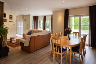 Op ’t Hoge in Kortrijk stellen we graag deze ruime villa voor met 6 slaapkamers, zwembad en verrassend veel mogelijkheden. De tijdloze stijl van...
