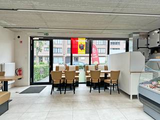 Op een uitstekende commerciële locatie aan de Oude Bosuilbaan 105 te Deurne bevindt zich dit moderne en goed onderhouden handelspand van bouwjaar 2014. Het pand geniet van een strategische ligging recht tegenover het iconische Bosuilstadion, de thuisbasis van Royal Antwerp FC, wat zorgt voor een hoge visibiliteit en een constante passage van bewoners, bezoekers en supporters.<br /><br />Dankzij de centrale ligging bevindt u zich bovendien in een levendige buurt met een mix van residentiële bebouwing, lokale handelszaken en diverse voorzieningen. De nabijheid van belangrijke invalswegen en het openbaar vervoer garandeert een vlotte bereikbaarheid voor klanten en personeel.<br /><br />Dit handelsgelijkvloers beschikt over grote raampartijen die zorgen voor een aangename natuurlijke lichtinval en een open, uitnodigende uitstraling. De flexibele indeling maakt het pand geschikt voor uiteenlopende commerciële activiteiten zoals horeca, een traiteurzaak, detailhandel, kantoorruimte of een dienstverlenende activiteit (onder voorbehoud van de geldende stedenbouwkundige voorschriften).<br /><br />Achteraan bevindt zich een praktische werk- en stockruimte, aangevuld met een afzonderlijk toilet, waar u ook de aansluiting heeft voor een douche te plaatsen.<br /><br />Troeven:<br />+ Bouwjaar 2014<br />+ Uitstekende commerciële ligging<br />+ Recht tegenover het Bosuilstadion van Royal Antwerp FC<br />+ Grote commerciële ruimte met veel natuurlijke lichtinval<br />+ Goede bereikbaarheid met wagen en openbaar vervoer<br /><br />Heeft u interesse in dit handelspand? Neem dan contact op met VB Vastgoed op het nummer 03 337 50 70 of via info@vbvastgoed.be