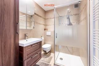 Op zoek naar een gezellige en onderhoudsvriendelijke thuis op een vlot bereikbare locatie nabij Leuven? Deze gerenoveerde studio bevindt zich op de vierde verdieping van een goed onderhouden residentie, net buiten de Leuvense ring en dicht bij de belangrijkste verbindingswegen. De grote raampartij zorgt voor veel natuurlijke lichtinval en een aangenaam uitzicht op het groen. De praktische woon- en slaapruimte is voorzien van ingebouwde kasten en een bureau, waardoor de beschikbare ruimte optimaal wordt benut. Aansluitend bevindt zich een gezellig terras waar u in alle rust van de omgeving kunt genieten. De geïnstalleerde keuken beschikt over een koelkast, spoelbak, inductiekookplaat en combioven. Daarnaast is er een afzonderlijke badkamer met douche, lavabo en toilet. Voor het onderhoud van de gemeenschappelijke delen, water en verwarming wordt een maandelijkse provisie van €100 aangerekend. Een ideale thuis voor een alleenstaande of jonge professional die op zoek is naar een comfortabele studio voor langere termijn. Wenst u graag een bezoek of extra informatie? Aarzel dan zeker niet contact op te nemen via info@homies.be of 016 15 37 11.