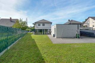 RUIME, RECENTE EN ENERGIEZUINIGE VILLA OP 8,97 ARE<br /><br />Deze ruime, goed onderhouden woning werd gebouwd in 2016 en heeft maar liefst 263 m² bewoonbare oppervlakte te bieden. Dankzij de plafondhoogte van 2,85 meter en de grote raampartijen wordt dit ruimtegevoel nog vergroot. Bovendien is de woning met haar EPC A-label zeer energiezuinig te noemen.<br /><br />Gelijkvloers beschikt u over een living met sfeerhaard aan de straatzijde. Aanpalend is er een zeer ruime leefkeuken opgedeeld in een extra zithoek en een goed uitgeruste, hoogwaardige keuken voorzien van alle moderne comfort. Ook is er een lichtrijke veranda van waaruit u een prachtig zicht heeft op het achtergelegen groen. Voorts zijn er gelijkvloers nog een bureauruimte die momenteel dienst doet als vijfde slaapkamer, een ruime inkomhal, een gastentoilet en een wasruimte.<br /><br />De eerste verdieping heeft op haar beurt nog 4 slaapkamers te bieden, allen voorzien van inbouwkasten en de grootste slaapkamer beschikt zelfs over een ingerichte dressingruimte. Verder is er nog een bergruimte en een badkamer voorhanden. Extra opbergruimte is er voorzien op de zolderverdieping. De woning is gelegen op een volledig omheind perceel van 8,97 are en hier is ook nog een grote garage / tuinberging voorzien.<br /><br />Enkele TROEVEN van deze woning opgelijst:<br /><br />+ Ruime, lichtrijke woning met 263 m² bewoonbare oppervlakte<br />+ Energiezuinig: EPC A-label<br />+ Zonneboiler + ventilatiesysteem type D<br />+ Hoge plafonds 2,85 meter<br />+ Overal vloerverwarming voorzien<br />+ 4 à 5slaapkamers<br />+ Goed onderhouden en instapklaar<br />+ Overal automatische rolluiken voorzien<br />+ Volledig omheind perceel 8,97 are<br />+ Veel ingebouwd maatmeubilair<br />+ Regenwaterput 10.000 liter (toiletten, wasmachine, buitenkranen)<br /><br />Meer info? Contacteer Maarten Delbroek via maarten@vestio.com of bel naar 0471/034804. <br />