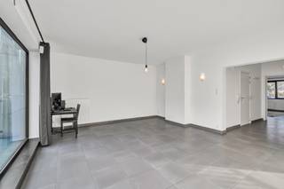 <p>Op een strategische locatie in <strong>Aalst</strong> vinden we dit instapklare appartement terug met een oppervlakte van <strong>103m²</strong>. Het appartement bevindt zich op <strong>wandelafstand</strong> van het centrum van Aalst. Het appartement betreden we via de inkomhal waar men de <strong>zeer lichtrijke en grote leefruimte</strong> terug vindt met aansluitend de <strong>geïnstalleerde keuken</strong>. De badkamer is voorzien van een <strong>ligbad met douche</strong> en een enkele lavabo. Verder vinden we <strong>twee zeer ruime slaapkamers</strong> terug die uitgeven op het <strong>gezellige terras</strong> achteraan het appartement. Het appartement beschikt ook over een <strong>gastentoilet </strong>en een berging. <strong>Geen syndicuskosten - EPC (B) - Dichtbij centrum Aalst</strong></p>