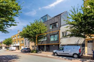 Ontdek dit ruime en instapklare appartement van 96 m², gelegen in een rustige en aangename woonomgeving in Oostende. Dankzij de recente renovatie, de kwalitatieve afwerking en de uitstekende energieprestaties biedt dit appartement een ideale combinatie van comfort en duurzaamheid.<br /><br />De lichtrijke leefruimte vormt samen met de moderne open keuken het hart van de woning. Vanuit de keuken heeft u rechtstreeks toegang tot het terras.<br /><br />Het appartement beschikt over twee slaapkamers, een afzonderlijk gastentoilet en een stijlvolle badkamer met een ruime inloopdouche en een moderne lavabo.<br /><br />Met een EPC-label A en een uitstekende isolatie bent u verzekerd van een energiezuinige woning met een laag energieverbruik en optimaal wooncomfort.<br /><br />Dit appartement verkeert in uitstekende staat en is volledig instapklaar. Bovendien bestaat de mogelijkheid om een zeer ruime garage van 19 m² of 23 m² afzonderlijk aan te kopen, een bijzonder waardevolle troef in deze rustige buurt. Het gebouw beschikt over een lift maar biedt geen rechtstreekse toegang tot het appartement.<br /><br />Bent u op zoek naar een ruim, energiezuinig en smaakvol gerenoveerd appartement in Oostende? Contacteer dan de eigenaar via 0489/67.89.80 voor meer informatie of een bezoek.