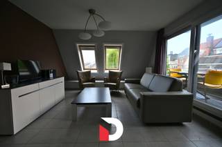 Ben je op zoek naar een ruim en instapklaar appartement aan zee, waar licht, comfort en rust samenkomen?<br />Dit duplexappartement met twee slaapkamers biedt een aangename woonbeleving in een verzorgd domein op wandelafstand van het strand en vlak bij de Royal Ostend Golf Club.<br /><br />De leefruimte met open keuken vormt het hart van het appartement en geeft uit op een mooi terras, de ideale plek om te genieten van de zon en de frisse zeelucht.<br />De twee slaapkamers bevinden zich op de bovenverdieping, wat zorgt voor extra privacy en een huiselijk gevoel.<br />Dankzij de doordachte indeling, praktische bergruimte en kwalitatieve afwerking is dit appartement volledig instapklaar.<br /><br />Een perfecte keuze voor wie op zoek is naar een comfortabel tweede verblijf, een zorgeloze investering of een stijlvolle woonst dicht bij zee.<br /><br />Ontdek dit appartement op zaterdag 27 juni!<br />Schrijf je in voor het bezoekmoment: https://360.zabun.be/public/visitreservationcomponent/visitreservation.aspx?guid=3B0F2E87-364E-48F7-94BF-DC54FDF4D845&languageid=nl&id=83875117&c=BE