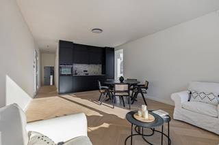 Luxe-appartement met hoogwaardige afwerking bevindt zich op de derde verdieping in een prestigieus gebouw met een fraaie modernistische gevel, op slechts enkele passen van het strand en de winkelstraat.<br /><br />Indeling: inkomhal, ruime leefruimte met open keuken, berging, badkamer met inloopdouche, toilet en lavabomeubel, 2 slaapkamers. <br /><br />Het appartement is tot in de puntjes afgewerkt met hedendaagse luxe en comfort. Voorzien van o.a. een elegant visgraatparket, een gepantserde inkomdeur, indivudele hoogrendementsketel per appartement, videofoon die eveneens op afstand te bedienen is. <br /><br />Daarnaast beschikt het gebouw over een ruime fietsenstalling met meerdere oplaadpunten voor elektrische fietsen én een gemeenschappelijk dakterras, waar u de hele dag door van de zon kunt genieten.<br /><br />!!!!!Verkoop onder registratierechten – géén btw van toepassing!