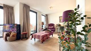 Recent appartement op rustige ligging in Adinkerke.<br /><br />Inkomhal, open en lichtrijke leefruimte met ontbijthoek, open, ingerichte keuken, twee slaapkamers met elk een badkamer, berging, apart toilet en wasruimte. Ruim terras aan de voorkant.<br />Privatieve ondergrondse parkeerplaats apart aan te kopen voor 20.000,00€.<br />Privatieve parkeerplaatsen voor de residentie apart aan te kopen voor 10.000,00€.<br /><br />Gunstige EPC - Condensatieketel - Recent gebouw<br /><br />EPC: 108 kWh / (m² jaar) - Label B<br />Meer info, virtueel bezoek en documenten op www.immodepanne.be