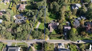 <strong>Ruime grond van ca. 1.520 m² voor open bebouwing in Zoersel</strong><br /><br /><strong>Op een rustige en groene locatie aan de Antwerpsedreef in Zoersel bevindt zich dit royale perceel van ca. 1.520 m², bestemd voor de realisatie van een vrijstaande eengezinswoning. Met een straatbreedte van ca. 31,5 meter, een diepe noordoostelijk georiënteerde tuin en een ruime bouwzone biedt het perceel mooie mogelijkheden voor het realiseren van een eigentijdse woning op maat.</strong><br /><br /><strong>Belangrijkste troeven:</strong><br />
<ul>
<li>Perceeloppervlakte van ca. 1.520 m²;</li>
<li>Straatbreedte van ca. 31,5 meter;</li>
<li>Diep perceel met noordoostelijk georiënteerde tuin;</li>
<li>Bestemd voor een vrijstaande eengezinswoning;</li>
<li>Maximale bouwdiepte van 17 meter;</li>
<li>Verschillende mogelijkheden qua architectuur en dakvorm;</li>
<li>Bestaand gemetseld bijgebouw/atelier met carport achteraan dat volgens de aanvraag behouden kan blijven;</li>
<li>Toegangspoort en smeedijzeren hekwerk;</li>
<li>Groen karakter met bestaande bomen rondom en achteraan het perceel</li>
</ul>
<strong>Voorgestelde stedenbouwkundige mogelijkheden volgens de ingediende verkavelingsaanvraag:</strong><br />
<ul>
<li>Bouwlijn op 10,70 meter uit de rooilijn, aansluitend op de voorgevelpositie van de rechts aanpalende woning nr. 67</li>
<li>Maximale bouwdiepte van 17 meter</li>
<li>Zijgevels op minimaal 3 meter van de perceelsgrenzen</li>
<li>Maximale bouwhoogte van 6,5 meter</li>
<li>Bij uitvoering met plat dak maximale bouwhoogte van 7 meter</li>
<li>Maximale nokhoogte van 11 meter</li>
<li>Mogelijkheid tot schuin dak, plat dak of ronde/afgeronde dakvorm</li>
<li>Bijgebouwen mogelijk binnen de voorziene zone, met een gezamenlijke oppervlakte van maximaal 75 m²</li>
</ul>
<strong>Tuin en buitenruimte</strong><br />
<ul>
<li>Royale en diepe noordoostelijk georiënteerde tuin</li>
<li>De bestaande bomen bevinden zich voornamelijk rondom en achteraan het perceel en dienen maximaal behouden te blijven</li>
<li>De voorziene bouwzone zelf is vrij van bomen</li>
<li>Mogelijkheid tot aanleg van een zwembad of vijver volgens de voorgestelde voorschriften</li>
<li>Grondwaterpomp</li>
</ul>
<strong>Optioneel naastgelegen villa<br /></strong>Aansluitend aan dit perceel bevindt zich Antwerpsedreef 67, een royale villa op een uitzonderlijk groen domein van ca. 4.708 m². De villa wordt afzonderlijk te koop aangeboden en kan, indien gewenst, samen met dit perceel worden aangekocht. Zo ontstaat een bijzonder geheel met veel ruimte, groen en privacy.<br /><br /><strong>De verkavelingsaanvraag werd ingediend; de vermelde bouwmogelijkheden en voorschriften zijn gebaseerd op deze aanvraag en blijven onder voorbehoud van de definitieve goedkeuring door de gemeente.</strong><strong><br /></strong>