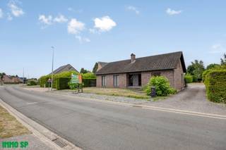 Ruime vrijstaande woning met tuin en weiland.Indeling gelijkvloers: inkomhall, woonkamer, eetplaats, keuken met ontbijthoek, sas, apart toilet,...