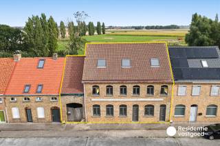Deze ruime woning biedt dankzij haar omvang en veelzijdige indeling een unieke kans voor wie op zoek is naar een pand dat volledig naar eigen smaak kan worden afgewerkt. De elektriciteit, sanitaire voorzieningen en verdere afwerking dienen nog te gebeuren, waardoor u zelf de indeling en bestemming van de verschillende ruimtes kunt bepalen. De woning beschikt over meerdere ruime leefruimtes of hobbyruimtes, keukenruimtes, badkamers en slaapkamers, aangevuld met een garage en verschillende bergingen. Een absolute troef is de tuin, van waaruit u geniet van een bijzonder mooi en open zicht. Het dak werd reeds vernieuwd en geïsoleerd. Een karaktervolle woning met uitzonderlijk veel ruimte en mogelijkheden voor wie een renovatieproject volledig naar eigen wensen wil realiseren. Mogelijkheid tot B&amp;B of kangoeroewoning.<br />EPC: 616 kWh/m² - UC:3782076 ~ Vg, WgLk, Gvkr, Gvv, Gmo ~ Ref. MI22987