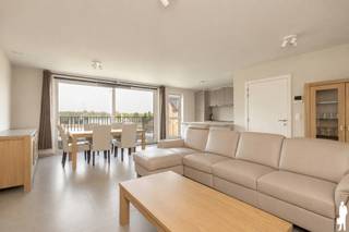 In de recente Residentie Kemzeke bevindt zich dit instapklare appartement op de 2de verdieping, met een bewoonbare oppervlakte van 102 m² en een zonnig terras (ZW-oriëntatie).<br /><br />Indeling:<br /><br />De lichtrijke leefruimte sluit mooi aan op de open keuken, uitgerust met kwalitatieve Smeg-toestellen en een praktische ontbijtbar. Via het schuifraam bereikt u het terras. Verder beschikt het appartement over twee ruime slaapkamers, een grote badkamer met lavabomeubel, kolomkast, inloopdouche en toilet, een apart gastentoilet, een nachthal met ingemaakte kast en een praktische berging met wasaansluiting.<br /><br />Comfort &amp; technieken:<br /><br />- EPC A+ (E-peil 14)<br />- vloerverwarming met HR gasketel<br />- ventilatiesysteem D met warmterecuperatie<br />- akoestisch glas aan de straatzijde<br />- professioneel geschilderd en voorzien van LED-verlichting<br /><br />Extra troeven<br /><br />- privatieve zonnepanelen op de garage<br />- ruime, gemetste garage met automatische sectionaalpoort (optioneel aan te kopen aan €30.000)<br />- lift aanwezig in het gebouw<br /><br />Ligging:<br />Uitstekend gelegen tussen Sint-Niklaas en Hulst, met vlotte verbinding naar E17 en N49 en alle voorzieningen in de nabijheid.<br /><br />Interesse?<br />imani@deboerenpartners.be of 03 377 55 00