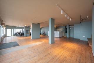 Horeca pand gelegen op AAA ligging, op de hoek van de Zeedijk-Knokke en het Lichttorenplein.Uitzonderlijk hoekpand met binnenplaats + overdekt terras...