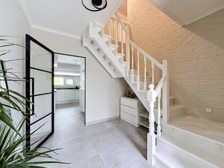 Deze recent gerenoveerde woning op toplocatie biedt een combinatie van ruimte, comfort en een onderhoudsvriendelijke buitenomgeving. Bij het betreden van de woning kom je in de inkomhal, die leidt naar de open, volledig uitgeruste keuken met een mooi zicht op de tuin. Aansluitend bevindt zich de lichtrijke leefruimte, ingedeeld in een gezellige zit- en eethoek. De ruime veranda vormt een extra leefzone en biedt het hele jaar door een aangenaam verlengstuk van de woning. De woning is praktisch ingericht en beschikt over drie toiletten, twee praktische bergingen en een inpandige garage. De tuin is ontworpen voor gemak en gezelligheid, met een terras, tuinberging, overdekt terras en een zijpoortje dat toegang geeft tot de grote oprit met plaats voor drie wagens.<br />Op de verdieping bevinden zich vier volwaardige slaapkamers, waarvan één ingericht is als bureau. De ruime en comfortabele badkamer is uitgerust met een inloopdouche, ligbad, dubbele lavabo en een toilet. Daarnaast is er via een zolderluik toegang tot een ruime bergzolder, ideaal voor extra opslag. Een instapklare, ruime gezinswoning op een uitstekende locatie, perfect voor wie zorgeloos wil wonen.<br /><br />Extra troeven<br /><br />
<ul>
<li>energiezuinig</li>
<li>zonnepanelen</li>
<li>airco</li>
<li>elektrische rolluiken</li>
<li>waterontkalker</li>
<li>toplocatie nabij winkels, scholen, recreatie,...</li>
<li>nabij belangrijke invalswegen</li>
<li>instapklaar</li>
</ul>
<br />Makelaars zich onthouden.<br /><br />Deze woning is te koop ZONDER makelaar via het concept van Smart Houses. Wenst u verdere inlichtingen of een bezoek? Contacteer rechtstreeks de eigenaar via 0477/05.12.51<br /><br /><br /><br />
<div></div>
