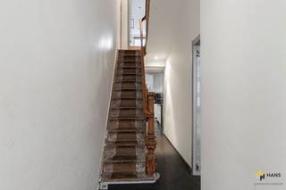 <p><span> </span></p><p><span>De Van Daelstraat biedt een centrale ligging tussen de Turnhoutsebaan en de Plantin en Moretuslei, maar toch woon je hier opvallend rustig in hartje Borgerhout. Dankzij deze gunstige ligging profiteer je van een uitstekende bereikbaarheid met het openbaar vervoer, het Velo-deelsysteem én de wagen. Bovendien vind je in de directe omgeving een ruim aanbod aan (lokale) winkels en voorzieningen voor je dagelijkse boodschappen.</span></p><p><span> </span></p><p><span>Met een bewoonbare oppervlakte van zo’n 188 m², 5 slaapkamers en 2 badkamers biedt deze charmante woning alle ruimte en comfort die een groter gezin nodig heeft. In 2013 werd het volledige gelijkvloers vernieuwd en werden er bovendien dubbele PVC-ramen geplaatst, wat zorgt voor extra woonkwaliteit. Dankzij de royale indeling en het veelzijdige karakter van het pand vindt iedereen hier moeiteloos zijn eigen plek én zijn er tal van mogelijkheden om de woning volledig naar wens in te richten.</span></p><p><span> </span></p><p><span>Binnenkomen doe je in de inkom- en traphal. Rechts kom je in de leefruimte terecht, een doorlopende en bijzonder ruime zone van 40 m² waar woon- en eetgedeelte naadloos in elkaar overvloeien. Centraal ligt de open leefkeuken, uitgerust met alle hedendaags comfort. Achteraan bevindt zich de eerste badkamer (4 m²) met ligbad, lavabomeubel, toilet en handdoekdroger. Via een schuifdeur stap je zo de zuid-georiënteerde stadstuin van 30 m² in — een fijne buitenplek midden in de stad.</span></p><p><span> </span></p><p><span>Op de eerste tussenverdieping ligt een eerste slaapkamer van 13 m². Eén niveau hoger vind je een praktische berging/wasplaats (9 m²) met aansluitend de tweede badkamer (4 m²), voorzien van toilet en douchecabine. De eerste en de tweede verdieping hebben dezelfde indeling, telkens met een slaapkamer van 15 m² aan de voorzijde en een slaapkamer van 10 m² aan de achterzijde.</span></p><p><span> </span></p><p><span>Ben je op zoek naar een royale gezinswoning met ruimte op elke verdieping? Mis deze kans niet!</span></p><p><span>Bewoonbare opp. 188 m² ref.: bruto vloeropp. EPC. Voor meer info of een gratis schatting surf naar </span><span><span>www.hansimmo.be</span></span></p><p><span> </span></p>