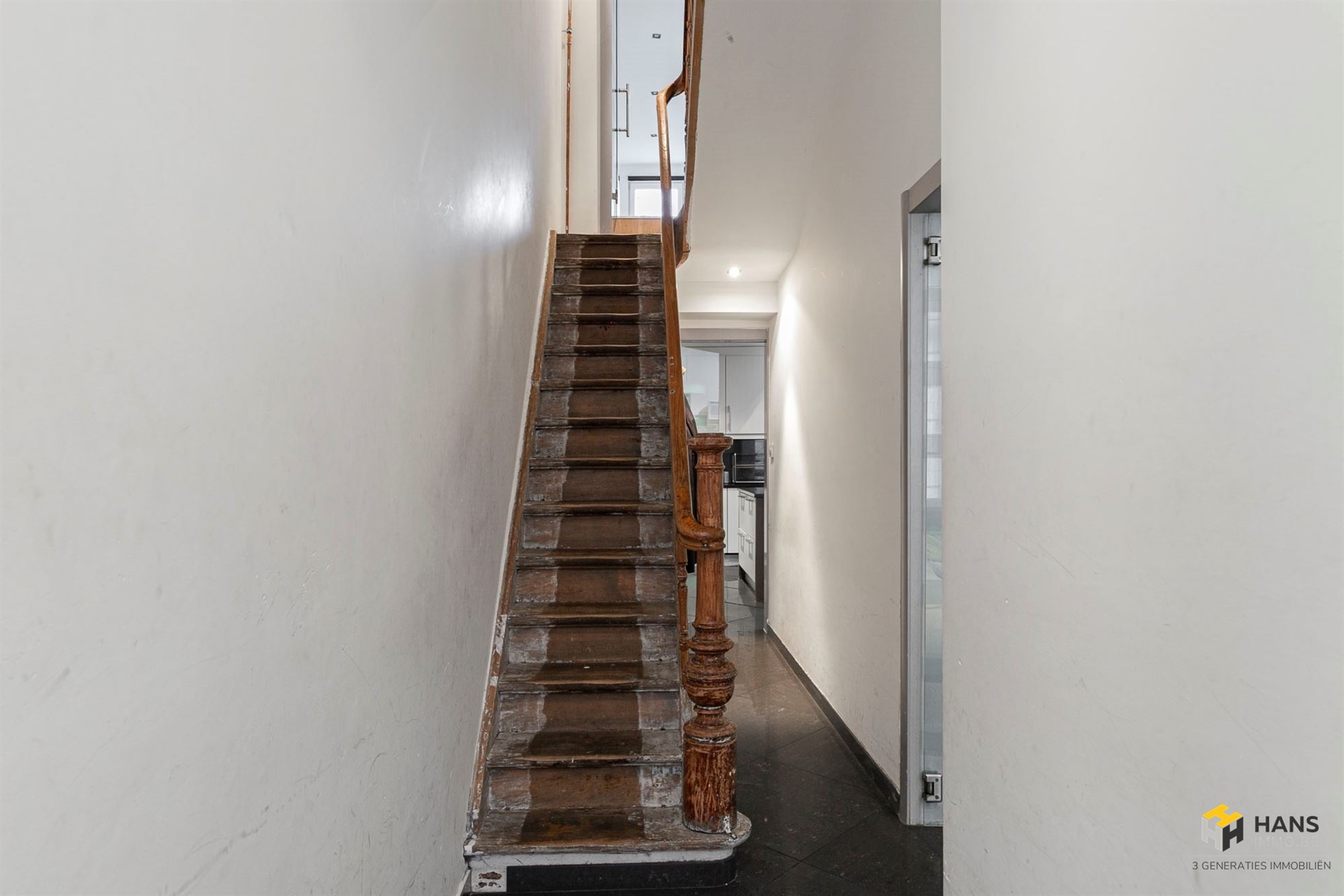 Ruime woning (188 m²) met 5 slaapkamers, 2 badkamers en buitenruimte (30 m²) in Borgerhout. - foto 2