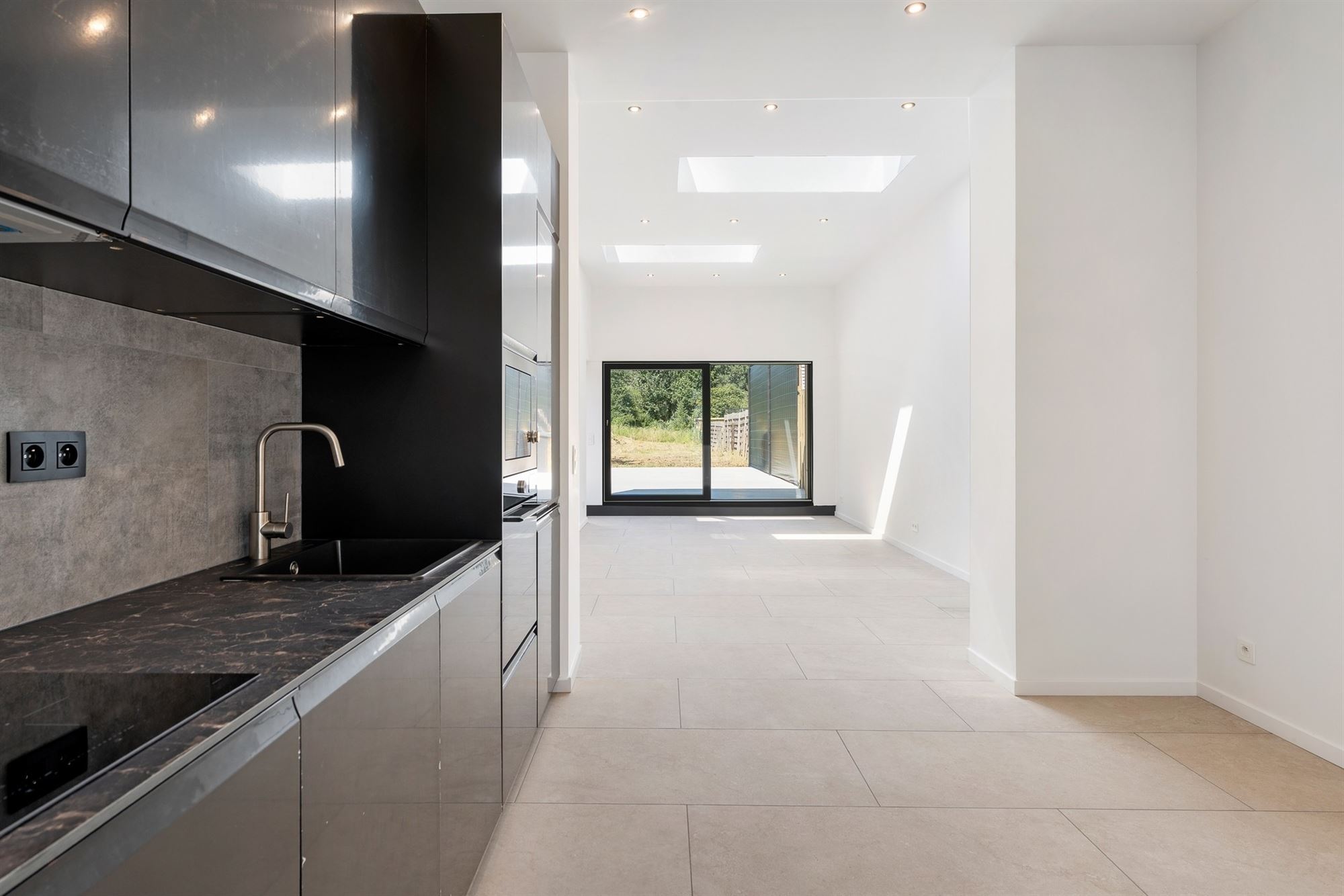 Gerenoveerde woning met oprit en zeer grote tuin - foto 4