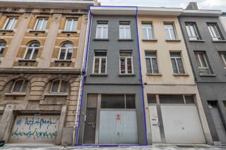 <p>Momenteel verhuurd aan € 3.600/maand wat zorgt voor € 43.200 op jaarbasis. Dit resulteert in een <strong>mooi rendement van 6,40 %.</strong></p>
<p>Middenin het kloppende hart van Antwerpen ontdek je deze interessante opbrengsteigendom (niet vergund), met een nóg interessanter rendement. Omringd door campussen, winkels én tal van trendy hotspots biedt deze bruisende buurt alles wat studenten zich maar kunnen wensen!</p>
<p>Het pand werd opgedeeld in 8 privatieve kamers (tussen 11 & 18 m²) en beschikt over een gemeenschappelijke eetkamer die rechtstreeks aansluit op de praktisch ingerichte keuken. Op de eerste verdieping bevindt zich een badkamer met 2 inloopdouches. Het toilet is apart.</p>
<p>Bovendien is er nog een gezellige stadskoer aanwezig waar de studenten in alle privacy kunnen genieten van de buitenlucht. Als aanvullende troef werd er een fietsenstalling voorzien – wat bijdraagt aan het wooncomfort!</p>
<p><strong>Technische gegevens: Groen label voorhanden! Brandveiligheidsnormen zijn nageleefd. </strong>Garage van 15 m² aanwezig. Centrale verwarming op gas (individueel) via een condenserende ketel, HR-beglazing in PVC.</p>
<p><strong>Stedenbouwkundige inlichtingen in aanvraag. Bodemattest aanwezig. Niet-asbestveilig. Bevindt zich niet in een risicozone voor overstromingen (P- en G-score C). Renovatieverplichting niet van toepassing.</strong></p>