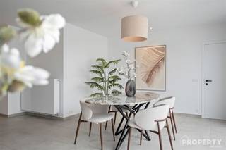 <p><span>Welkom in deze prachtig gerenoveerde woning in Moorsele, een uniek pand dat de perfecte balans biedt tussen stijl en comfort. Met een bewoonbare oppervlakte van 315m² en een perceel grootte van 510m², is er ruimte in overvloed voor uw gezin.</span></p><p><span> </span></p><p><span> Bij binnenkomst wordt u verwelkomd in een luxueus ingerichte open leefruimte, waar een hedendaags interieur gecombineerd wordt met natuurlijke lichtinval door de ruime raampartijen. De moderne, open keuken is volledig uitgerust en nodigt uit tot culinaire ontdekkingen, met een stijlvolle eetruimte die perfect is voor gezellige familie maaltijden.</span></p><p><span> </span></p><p><span> De woning beschikt over vier ruime slaapkamers, elk ontworpen om rust en ontspanning te bieden, en een prachtige badkamer die voorzien is van alle luxe benodigdheden voor uw welzijn. De badkamer is ruim en bevat zowel een douche als een bad, ideaal voor rustgevende momenten.</span></p><p><span> </span></p><p><span>De zeer ruime garage bied niet alleen plaats aan uw voertuigen, maar ook aan extra opslagruimte. </span></p><p><span> </span></p><p><span>Buiten vindt u een ruime nog aan te leggen tuin met volledige privacy en met een gezellig terras, perfect voor zomerse barbecues en ontspanning. Het exterieur van de woning is net zo indrukwekkend als het interieur, waarbij aandacht is besteed aan detail en stijl.</span></p><p><span> </span></p><p><span>Deze woning is meer dan een huis; het is een lifestyle. Mis deze unieke kans niet om te wonen in een van Moorsele's meest gewilde locaties. Neem vandaag nog contact met ons op voor een bezichtiging. Maak een afspraak via mail naar info@property-vastgoed.be of bel naar 056/96.08.00</span></p>