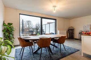 In het hartje van Heusden, op wandelafstand van de bakker, slager, grootwarenhuizen, ... vinden we dit kleinschalig appartementsgebouw...