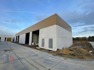 Nieuwbouw KMO-unit met een oppervlakte van +/- 227 m² en 2 privatieve parkeerplaatsen te koop. Fantastisch gelegen langs de Kwadestraat in de...