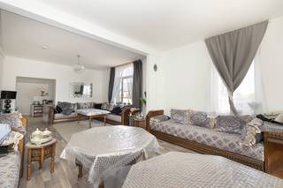 SCHAERBEEK, close to Docks Brussel, transport links and shops, ideally located on Place E. Verboeckhoven, on the 3rd and 4th floors of a...