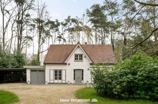 Perfect instapklare, volledig vernieuwde woning op een uitstekende locatie nabij het golf- en meerdomein in Keerbergen. Deze charmante en...