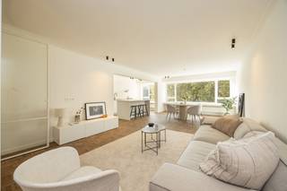 <p><span>Gerenoveerd appartement met drie slaapkamers en terras op een toplocatie te Mechelen</span></p><p><span> </span></p><p><span>Dit zeer ruime appartement werd dit jaar volledig gerenoveerd van A tot Z. U zult er niets aantreffen dat niet onder handen werd genomen door de uitstekende vakmensen van dit project. De locatie draagt alleen maar bij aan de redenen om deze kans niet links te laten liggen. Op een steenworp van het centrum van Mechelen, op enkele minuten van het station en alle voorzieningen op wandel- en fietsafstand van het appartement. Daarbovenop komt nog de uitstekende bereikbaarheid van Antwerpen en Brussel met de wagen dankzij de aansluiting met de E19 op slechts enkele minuten rijden.</span></p><p><span>Binnenin zijn heel wat troeven op te sommen. Zo werd, over heel het appartement, de parketvloer volledig vernieuwd maar werd de stijl van de authentieke vloer behouden. Alle materiaalkeuzes werden goed overwogen om naadloos aan te sluiten bij deze stijl. In de woonkamer werd een splinternieuwe leefkeuken geïnstalleerd, compleet met een verborgen berging voor voldoende opbergruimte. Dankzij de zeer grote totale oppervlakte was het mogelijk om drie volwaardige slaapkamers te voorzien en een  strakke, moderne badkamer. Tot slot geniet u op het terras van een, in deze buurt uniek, open zicht met hier en daar een glimp van de kerktorens in de Mechelse binnenstad. </span></p><p><span> </span></p><p><span>Indeling</span></p><p><span>- woonkamer</span></p><p><span>- keuken</span></p><p><span>- berging</span></p><p><span>- slaapkamer 1</span></p><p><span>- slaapkamer 2</span></p><p><span>- slaapkamer 3</span></p><p><span>- badkamer</span></p><p><span>- terras</span></p><p><span> </span></p><p><span>Troeven</span></p><p><span>- unieke locatie</span></p><p><span>- EPC-label B</span></p><p><span>- volledig gerenoveerd in 2026</span></p><p><span>Ben jij geïnteresseerd in deze woning gelegen in Mechelen, ben je op zoek naar ander vastgoed, een investering of wens je de waarde van jouw eigendom te kennen? Dan ben je bij BOLT Immo aan het juiste adres! Wij helpen jou graag verder</span><span> </span></p><p><span> </span></p>