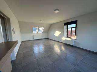 In het bruisende centrum van Sleidinge, op wandelafstand van winkels, faciliteiten en openbaar vervoer, bevindt zich deze kleinschalige residentie...