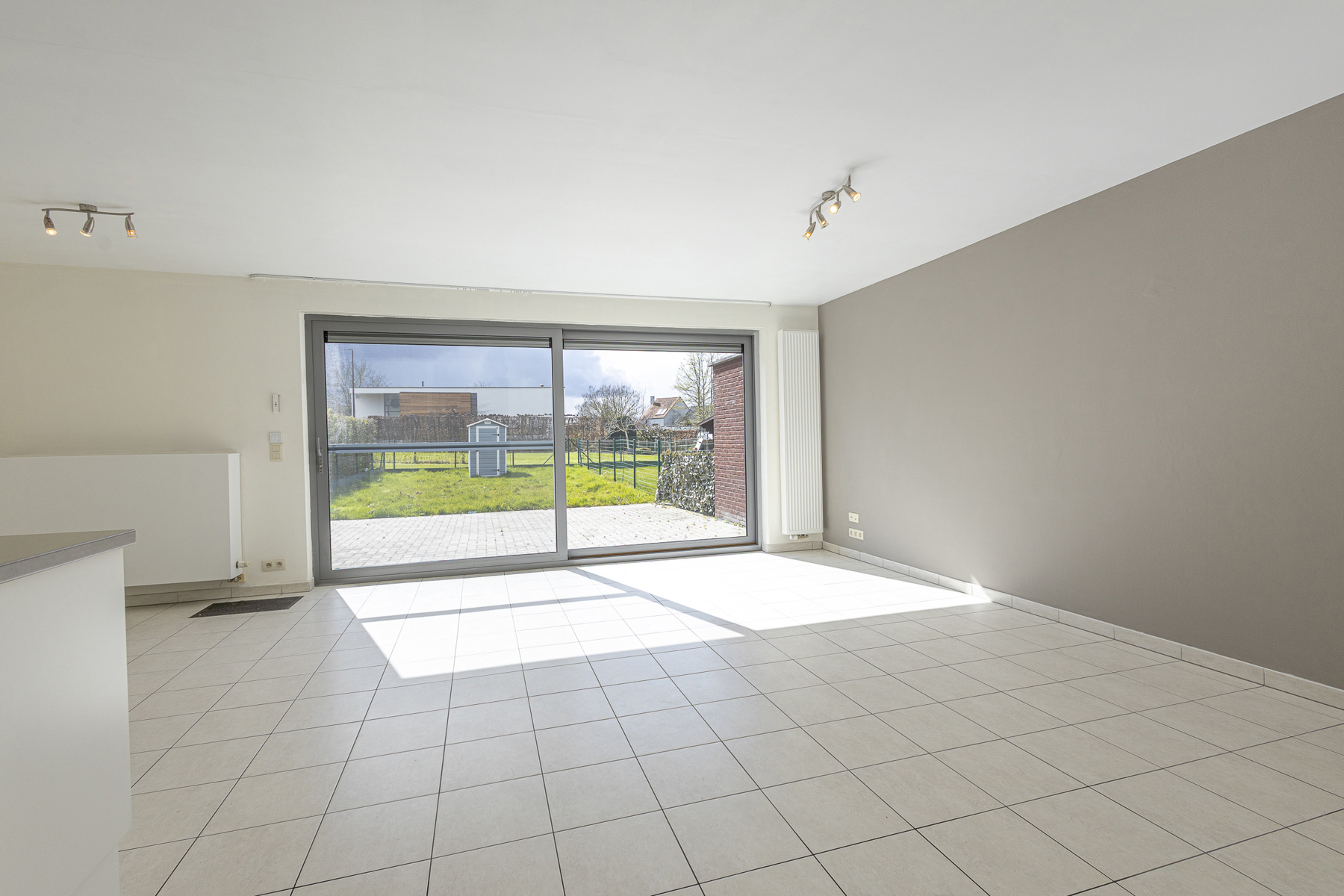 Recent gelijkvloers appartement met tuin en autostaanplaats - foto 2