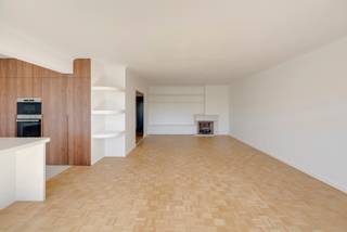 Dit prachtig gerenoveerde appartement is gelegen op de 8ste verdieping, midden in het centrum van Antwerpen, en biedt een uniek uitzicht op de Onze-Lieve-Vrouwekathedraal. Dankzij de hoge ligging geniet je bovendien van een uitzonderlijke lichtinval en een mooi open zicht over de stad.<br /><br />De ligging is bijzonder centraal: alle voorzieningen bevinden zich op wandelafstand, net als het Centraal Station van Antwerpen. Winkels, restaurants, cafés, cultuur en openbaar vervoer bevinden zich allemaal vlakbij.<br /><br />Het appartement combineert ruimte, licht en karakter met hedendaags wooncomfort. Bij het binnenkomen is er een zeer ruime vestiairekast. De leefruimte beschikt over een gezellige open haard met ingemaakte kasten en praktische boekenplankjes. De authentieke blokjesparket en mooie moulures aan de deuren geven het geheel extra charme en karakter.<br /><br />De moderne keuken vormt een echte blikvanger, met een afgerond keukeneiland in Mortex. De keuken is uitgerust met een oven, microgolfoven en koelkast met ruime diepvries en beschikt over bijzonder veel opbergruimte.<br /><br />Het appartement telt drie slaapkamers en beschikt over talrijke ingemaakte kasten in de nachthal. De badkamer is voorzien van een grote inloopdouche, dubbele lavabo en verwarmingselement. Het aparte toilet beschikt over een gezellige lavabo en extra kastruimte.<br /><br />Verder is er een aparte berging met aansluitingen voor wasmachine en droogkast. Daarnaast beschikt het appartement over een privatieve kelderberging, ideaal voor het stockeren van koffers en andere spullen.<br /><br />Voor extra comfort en veiligheid zijn er een veiligheidsdeur en videofoon aanwezig. Achteraan zijn bovendien rolluiken voorzien.<br /><br />Als extra troef is er de mogelijkheid om een garagebox aan te kopen voor €49.000, wat in deze centrale ligging een bijzonder praktische meerwaarde is.<br /><br />Is uw interesse gewekt? Voor meer informatie of een bezichtiging kunt u contact opnemen met HINTJENS.vastgoed via Sebastiaan@hintjens.eu of 0494 64 44 04.