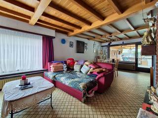 <p>Deze ruime woning is gelegen in de Buerstedewijk, richting Hemiksem, en geniet van een vlotte bereikbaarheid dankzij de nabijheid van openbaar vervoer en belangrijke verbindingswegen.</p>
<p>Via de inkomhal met gastentoilet komt u terecht in de aangename leefruimte. Aansluitend bevindt zich de ruime veranda, die voor veel natuurlijk licht zorgt en uitkijkt op de gezellige tuin. De keuken werd vernieuwd in 2021 en biedt toegang tot de praktische kelder.</p>
<p>Buiten beschikt de woning over een aangename tuin waar u in alle rust van de zon kunt genieten. De tuin bevindt zich in bouwzone, wat de mogelijkheid biedt om uit te bouwen (mits goedkeuring van Stedenbouw).</p>
<p>Op de eerste verdieping bevinden zich drie volwaardige slaapkamers en een badkamer uitgerust met ligbad, toilet en wasmeubel.</p>
<p>De tweede verdieping biedt nog een bijzonder ruime vierde slaapkamer. Dankzij de royale oppervlakte kan deze perfect worden opgedeeld in twee afzonderlijke ruimtes, ideaal als extra slaapkamer, bureau of hobbyruimte.</p>
<p>Ook aan parkeergelegenheid geen gebrek: de wagen kan eenvoudig geparkeerd worden in de garage of op de eigen oprit. Via de garage is er ook een afzonderlijke toegang tot de woning.</p>
<p>Troeven:</p>
<ul>
<li>Zonnepanelen</li>
<li>Thuisbatterij</li>
<li>Residentiële wijk</li>
<li>Vlakbij verbindingswegen</li>
<li>Veel vernieuwd de laatste jaren</li>
</ul>
<p></p>
<p>Deze woning is te koop ZONDER makelaar via het concept van Smart Houses! Wenst u verdere inlichtingen of een bezoek? Contacteer rechtstreeks de eigenaar via +32494177413</p>
