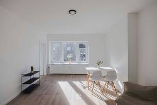 <p><span>GENT CENTRUM - Instapklare gerenoveerde duplex met twee slaapkamers tussen het Sint-Pietersstation en Gent-Centrum.</span></p><p><span> </span></p><p><span>Gelegen op de derde verdieping van dit herenhuis, treffen we deze volledig instapklare, gerenoveerde duplex met twee slaapkamers nabij het Station van Gent-Sint-Pieters.</span></p><p><span>Ideaal als starters- of investeringseigendom met een vlotte verbinding naar de Binnenstad, studentencampussen en invalswegen.</span></p><p><span> </span></p><p><span>De belangrijkste troeven in een notendop: </span></p><ul><li><span>Centrale ligging in Gent met vlotte bereikbaarheid </span></li><li><span>Volledig gerenoveerd in 2026</span></li><li><span>Twee volwaardige slaapkamers</span></li><li><span>Op wandelafstand van het Gent-Sint-Pietersstation en het Citadelpark</span></li><li><span>Ideaal geschikt als investering of eigen bewoning</span></li><li><span>Inclusief kelderberging</span></li><li><span>Nabij invalswegen, openbaar vervoer en scholen</span></li></ul><p><span> </span></p><p><span>Indeling:</span></p><p><span>Inkomhal, keuken (frigo, kookplaat, vaatwasmachine, dampkap) met aansluitend de douche, open leefruimte</span></p><p><span>Op de verdieping bevinden zich twee volwaardige slaapkamers met overloop.</span></p><p><span> </span></p><p><span>Belangrijk</span><span>:</span></p><p><span>Richtprijs: 370.000 EURO (inclusief kelderberging)</span></p><p><span>Prijs exclusief registratierechten en aandeel in basisakte</span></p><p><span>EPC: 228 kWh/m² jaar</span></p><p><span> </span></p><p><span>Interesse? Neem contact op met Axel Lenaerts makelaars voor meer info of een bezoek ter plaatse via </span><span>09 245 24 24</span><span> of zoe@axellenaerts.be</span></p><p><span> </span></p>