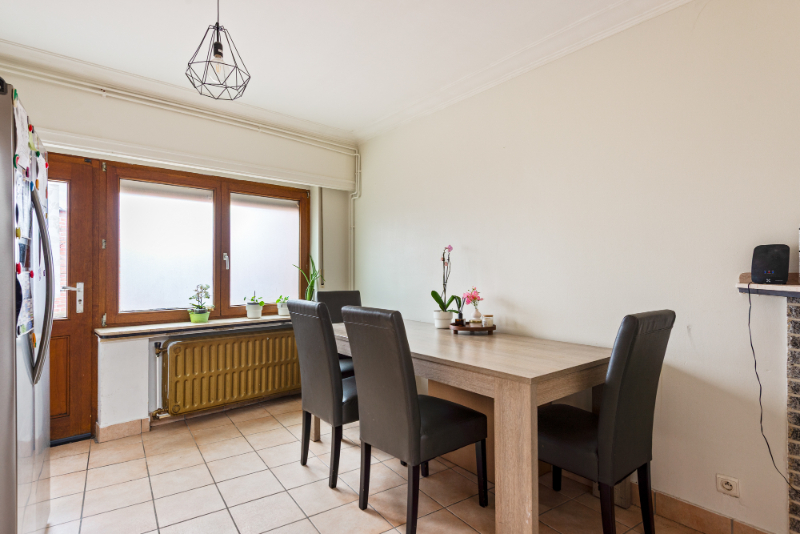 Instapklaar en gunstig gelegen rijwoning met 2 SLK &amp; koer - foto 4