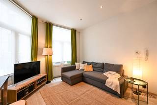 Op de 1ste verdieping van een karaktervol pand aan de Oude Koornmarkt 65, in het hart van het historisch centrum van Antwerpen, bevindt zich dit compact en charmant appartement van 40 m². De unit werd enkele jaren geleden vernieuwd en beschikt over een dak dat conform de huidige isolatienormen is.De indeling bestaat uit een woonkamer met kitchenette, een aparte slaapkamer en een ensuite badkamer met douche, lavabo en toilet. Het Franse balkon geeft het appartement een extra gezellige uitstraling. Naast een ideale investering leent dit appartement zich ook perfect voor eigen bewoning, bijvoorbeeld als stadsappartement, pied-à-terre of woning voor studenten.Het naastgelegen appartement 1B (58 m²) staat eveneens te koop (245.000€) — ideaal om samen aan te kopen voor een hogere flexibiliteit of dubbele opbrengst.