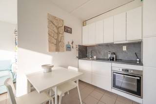 Gerenoveerd 2-slaapkamer appartement op centrale ligging in De Haan (Park Atlantis) op 800m van het strand! Dit zonnig appartement omvat...