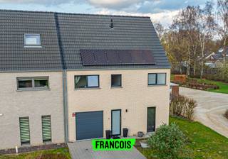 Moderne halfopen woning in Scherpenheuvel<br /><br />Ontdek deze instapklare woning te koop in het charmante Scherpenheuvel-Zichem, waar ruimte, licht en comfort naadloos samenkomen.<br /><br />Deze gezellige gezinswoning uit 2019 biedt maar liefst 230 m² bewoonbare oppervlakte en is afgewerkt met oog voor detail. De lichtrijke leefruimte vormt het hart van de woonst en sluit naadloos aan op de moderne keuken. Met vier volwaardige slaapkamers en een stijlvolle badkamer is dit huis perfect voor gezinnen die ruimte zoeken. Buiten geniet u van een grote tuin en een aangenaam terras, ideaal voor ontspanning in alle rust. De ligging is een absolute troef: rustig wonen in Scherpenheuvel-Zichem en toch vlakbij het centrum, winkels en scholen. Bovendien beschikt de eigendom over een inpandige garage en extra parkeermogelijkheden buiten.<br /><br />Interesse in deze ruime woning in Scherpenheuvel-Zichem? Neem vandaag nog contact op via rotselaar@immofrancois.be of 016/946.945 en plan uw bezoek. Wij zijn actief in onder andere Rotselaar, Wilsele, Holsbeek, Haacht, Keerbergen, Tremelo, Aarschot en Scherpenheuvel, en begeleiden u graag bij elke stap.<br /><br />Woning verkopen in Scherpenheuvel-Zichem? Vraag je gratis schatting aan bij Immo Francois via rotselaar@immofrancois.be.<br /><br />