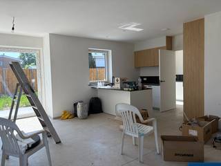Op zoek naar een<strong> moderne, energiezuinige woning</strong> in Ertvelde? Dan is deze prachtig afgewerkte halfopen bebouwing zeker een bezoek waard. Bij het binnenkomen wordt u verwelkomd in een ruime<strong> inkomhal </strong>met een <strong>apart gastentoilet</strong>. De <strong>lichtrijke leefruimte </strong>loopt over in de moderne, <strong>volledig ingebouwde open keuken</strong> met een gezellig keukeneiland. Aansluitend bevinden zich de<strong> praktische wasplaats </strong>met achterinkom en de <strong>inpandige ruime garage</strong>. Via de leefruimte bereikt u het <strong>zonnige terras </strong>en de<strong> aangename tuin</strong>, waar u in alle rust kunt genieten.<br />Op de verdieping vindt u <strong>drie volwaardige slaapkamers</strong>, waarvan één is uitgerust met een<strong> ingebouwde dressing</strong>. De stijlvolle badkamer beschikt zowel over een <strong>inloopdouche als een ligbad</strong>, ideaal voor elk moment van de dag. Daarnaast is er boven ook nog een<strong> apart toilet </strong>en een <strong>technische berging</strong>.<br />Deze woning blinkt niet alleen uit in afwerking, maar ook in energiezuinigheid. Dankzij de vloerverwarming in combinatie met een warmtepomp en de zonnepanelen geniet u van een aangenaam <strong>wooncomfort én lagere energiekosten</strong>.<br />Kortom, een <strong>eigentijdse woning </strong>waar u zich meteen thuis voelt.<br />De woning is vrij per <strong>1 oktober 2026. </strong>De tuin wordt nog volledig afgewerkt en de woning wordt volledig geschilderd.<br />Interesse? Neem gerust contact op met Vastgoed Minnaert via <strong>09 330 61 04 </strong>of<strong> info@vastgoedminnaert.be</strong> voor meer informatie of een bezoek.