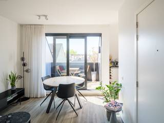 <strong>Recent nieuwbouw appartement (BJ 2020) met een aangenaam terras.</strong><br /><br />Dit energiezuinige 1-slaapkamerappartement (EPC A-label) is gelegen in een architecturale en kleinschalige residentie aan de Tolhuislaan. Het beperkte aantal entiteiten zorgt voor een eenvoudig en efficiënt beheer en een bijzonder lage kostenstructuur.<br /><br />Gelegen in een buurt in volle opwaardering – met projecten zoals Dok Noord en de Verapazbrug – bevindt u zich hier op een strategische locatie op wandelafstand van het centrum van Gent en met alle voorzieningen binnen handbereik.<br /><br />Het appartement bevindt zich op een hogere verdieping en strekt zich uit over de volledige lengte van het gebouw. Het slaapgedeelte aan de achterzijde geniet van de ochtendzon, terwijl de leefruimte met terras aan de voorzijde ligt en volop profiteert van de namiddag- en avondzon. Vanop het terras geniet u bovendien van een weids zicht.<br /><br />Het appartement werd uitstekend onderhouden en bevindt zich bijgevolg in zeer goede staat.<br /><br />Een extra berging op het gelijkvloers is inbegrepen in de prijs. Bovendien is er de mogelijkheid tot overname van een huurcontract van een garagebox en/of parkeerplaats.<br /><br /><strong>Kortom, een ideale opportuniteit voor ouders van studerende kinderen, young professionals en/of investeerders. </strong><br /><br />De verkoop geschiedt onder registratierechten. Geen btw van toepassing. 