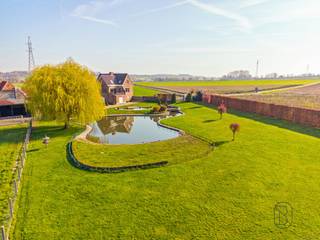 Te koop: unieke eigendom met paardenstallen/loods op 3,38 hectare genietend van een prachtig zicht op de Vlaamse Ardennen. <br /><br />In het landelijke Melden bevindt zich deze woning met loods op een uitzonderlijke ligging. Maar liefst 3,38 hectare, met een prachtig panoramisch zicht over de Vlaamse Ardennen.<br /><br />Wat maakt dit pand uniek?<br />De woning beschikt over een bewoonbare oppervlakte van ca. 234 m². Het gelijkvloers biedt een ruime inkomhal die toegang geeft tot twee slaapkamers, een grote badkamer en een bijkomende douchekamer. Handige grote dubbele garage, berging en wasplaats. <br />Op de eerste verdieping bevinden zich de volledig ingerichte keuken, aansluitend op de woon- en eetkamer, die beide genieten van een uitzonderlijk verzicht. De tweede verdieping omvat een polyvalente ruimte die volledig naar eigen wens kan worden ingericht (extra slaapkamers). <br />Een bijzondere troef is de aanwezige lift, die alle verdiepingen met elkaar verbindt en extra comfort biedt.<br /><br />Buiten geniet je van een volledig aangelegde tuin met vijver, uitgestrekte weides en een bijgebouw van ca. 325 m². Eén van de weides is ingericht als buitenpiste, wat deze eigendom uitermate geschikt maakt voor paardenliefhebbers.<br /><br />De woning beschikt over een inpandige garage voor twee wagens, verwarming op stookolie, alu ramen met dubbele beglazing<br /><br />Voor wie is dit ideaal?<br />Ideaal voor natuurliefhebbers, paardenliefhebbers of wie op zoek is naar een ruime eigendom met land en bijgebouwen, in een uitzonderlijk kader met panoramisch uitzicht.<br /><br />Te koop via Immo Beguin, jouw vastgoedexpert sinds 2009, met kantoren in Ronse, Waregem, Kortrijk, Deinze, Doornik en Lessines.<br />Bezoek na afspraak met arne@immobeguin.be