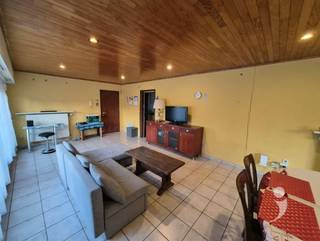 <p><span>Gezellig 1-slaapkamer appartement op gelijkvloerse verdieping met private garage.</span></p><p><span> </span></p><p><span>Dit appartement is gelegen vlak bij de snelweg E314/E40 maar toch in het rustige centrum van Bertem.</span></p><p><span>De grote leefruimte ( 33.2m² ) heeft veel lichtinval door de vele ramen. </span></p><p><span>Een slaapkamer van ruim 15m² is ruim genoeg voor een dubbel bed, een bureau en kasten.</span></p><p><span>De keuken is voorzien van een Wastafel, oven, elektrisch kookvuur en frigo.</span></p><p><span>In de badkamer is er een bad met douche, een wastafel, een wasplaats met ruimte voor een wasmachine en droogkast en een toilet.</span></p><p><span>In de gang is er nog een berging.</span></p><p><span> </span></p><p><span>Via de keuken kan men naar een buitenplaats van 16m² met klein aangelegd tuintje. Via deze buitenplaats kan men de private garage betreden.</span></p><p><span>Deze private garage is volledig afsluitbaar en is ruim 6 meter diep dus bied nog extra ruimte voor eventueel een brommer of fietsen te stallen en nog wat opslagplaats.</span></p><p><span>Geen gemeenschappelijke kosten! </span></p><p><span>Beschikbaar vanaf 1/1/2027.</span></p><p><span> </span></p><p><span>Interesse? Vraag uw bezoek aan via onze website!</span></p>