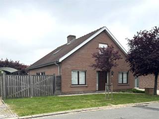 <p><span>Ruime woning met verrassend veel mogelijkheden, grote garage, zonnige tuin en carport</span></p><p><span>Wie op zoek is naar ruimte en flexibiliteit, zal hier aangenaam verrast worden. Deze woning biedt vandaag al veel comfort, maar vooral ook heel wat mogelijkheden naar indeling en gebruik toe.</span></p><p><span>Op het gelijkvloers kom je binnen in een ruime leefruimte met houtkachel, waar je gemakkelijk een gezellige zithoek en eethoek kan inrichten. Aansluitend ligt de instapklare leefkeuken. Verder zijn er beneden nog twee extra ruimtes die je volledig naar eigen noden kan invullen: bureau, hobbyruimte of bijkomende slaapkamer. Dat maakt dat deze woning perfect kan functioneren als gezinswoning met vier tot vijf slaapkamers, of ideaal is voor wie wonen en werken wil combineren.</span></p><p><span>De veranda is een echte meerwaarde: een extra leefruimte waar het aangenaam vertoeven is, met een mooie connectie naar buiten toe.</span></p><p><span>De badkamer werd reeds vernieuwd en is uitgerust met ligbad, douche en toilet. Verwarming gebeurt via centrale verwarming op aardgas.</span></p><p><span>Op de verdieping zijn er drie slaapkamers, waarvan twee echt ruim zijn. De derde kamer is compacter en kan perfect dienen als kinderkamer, dressing of bureau. Er is ook een apart toilet en een tweede sanitaire ruimte voorzien. Dankzij de vaste trap en de indeling met stijlwanden kan je deze verdieping nog verder aanpassen volgens je eigen wensen.</span></p><p><span>Wat deze woning extra interessant maakt, is de zeer ruime en diepe garage. Hier heb je niet alleen plaats voor wagens, maar ook voor opslag, wasmachine en droogkast. Er is zelfs een extra douche aanwezig. Buiten vind je bovendien een grote carport, ideaal voor meerdere wagens, een bestelwagen of zelfs een mobilhome.</span></p><p><span>De tuin is zonnig georiënteerd en biedt veel privacy, waardoor je in alle rust kan genieten van het buitenleven.</span></p><p><span>Kort samengevat: een woning met veel ruimte, veel mogelijkheden en vooral veel potentieel, voor wie net dat tikkeltje meer zoekt.</span></p><p><span> </span></p><p><span> </span></p>