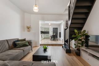 Voor meer info en foto’s, surf naar www.swevers.be – Deze instapklare rijwoning aan de Sint-Annastraat 12 in het centrum van Diest combineert een mooie renovatie met een praktische indeling over drie bouwlagen. Met 129 m² bewoonbare oppervlakte, drie slaapkamers en een ruim dakterras is dit een interessante woning voor koppels en gezinnen die centraal willen wonen. Op het gelijkvloers vind je de inkomhal, een woonkamer van 28 m² met ruimte voor een gezellige zit- en eethoek, en een aparte keuken van 14 m². Achteraan is er een afzonderlijk toilet.<br />De eerste verdieping omvat de grootste slaapkamer van 12,25 m²en badkamer en een aparte kasVanuit de overloop bereik je het ruime dakterras van circa 17,5 m², een aangename buitenruimte om te ontspannen, te ontbijten of gasten te ontvangen. Op de tweede verdieping bevinden zich nog twee kamers van 9 m² en 6 m², geschikt als slaapkamers, bureau of hobbyruimte. Het perceel bedraagt 75 ca. Dankzij de verzorgde renovatie is de woning meteen klaar voor bewoning. Bovendien geniet je hier van een uitstekende centrumligging, met winkels, scholen, restaurants en openbaar vervoer op korte afstand. Een praktische stadswoning met drie slaapkamers, een ruim terras en alle dagelijkse voorzieningen binnen handbereik. Voor meer informatie, bel 011 255 155. Bron bewoonbare oppervlakte: EPC – verslag.
