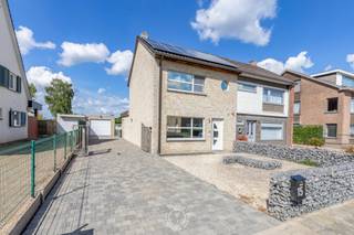 Op zoek naar een charmante woning met ruimte, comfort en een aangename buitenomgeving? Deze verzorgde halfopen bebouwing is gelegen in een zeer rustige straat, net buiten het centrum van Sint-Niklaas. <br /><br />De woning werd in 2007 volledig gestript en grondig vernieuwd, waardoor ze vandaag een mooie combinatie biedt van hedendaags comfort en een aangename woonbeleving.<br /><br />Bij het binnenkomen wordt u meteen verwelkomd in een aangename en lichtrijke leefruimte. Dankzij de grote raampartijen geniet u hier van een mooie hoeveelheid natuurlijk licht. De leefruimte sluit naadloos aan op de <strong>open keuken</strong>.<br /><br />De <strong>moderne keuken</strong> is volledig uitgerust met de nodige toestellen, waaronder een oven, combioven, vaatwasmachine en kookvuur, en beschikt bovendien over een gezellig kookeiland dat zorgt voor extra werk- en zitruimte.<br /><br />Op het gelijkvloers bevindt zich eveneens de ruime badkamer, voorzien van een inloopdouche, toilet en aansluitingen voor wasmachine en droogkast.<br /><br />Op de eerste verdieping bevinden zich twee volwaardige slaapkamers en een kleinere kamer die perfect kan dienen als kinderkamer, bureau of dressing. Eén van de slaapkamers beschikt bovendien over een eigen badkamer, wat zorgt voor extra privacy en comfort.<br /><br />Buiten beschikt de woning over een ruime tuin en een groot terras met een mooi uitzicht over de omliggende velden. Daarnaast is er een aparte garage, die extra parkeergelegenheid en bergruimte biedt.<br /><br />Ook op praktisch vlak scoort deze woning goed, met een <strong>gunstig EPC-label B, </strong> <strong>zonnepanelen, een asbestveilig attest en een conforme keuring van de elektrische installatie</strong>.<br /><br />Bent u benieuwd naar deze woning? Neem dan zeker contact met ons op voor meer informatie of plan een bezoek via emily@claves.be of 03 502 98 74.